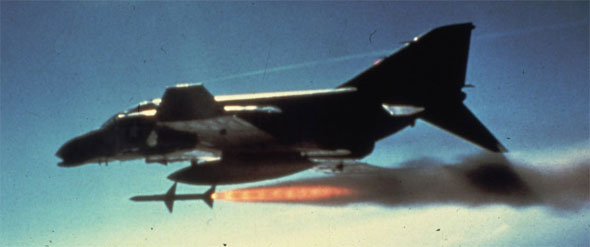 F-4 lanzando un AIM-7 Sparrow