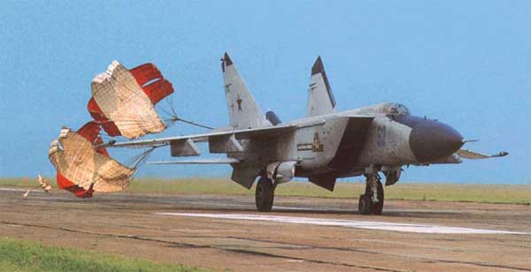 MiG-25P con paracaidas