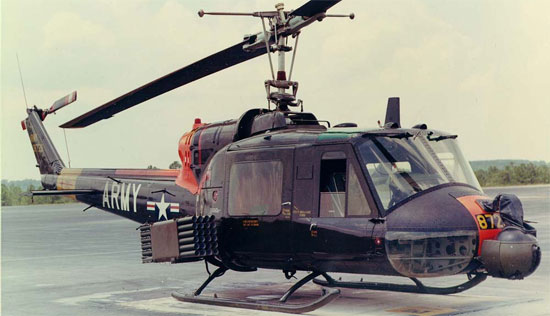 UH-1C con lanzagranadas y cohetes